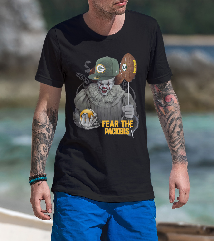 Pennywise Holding Green Bay Packers Balloon And Helmet Fear The Packers T-Shirt