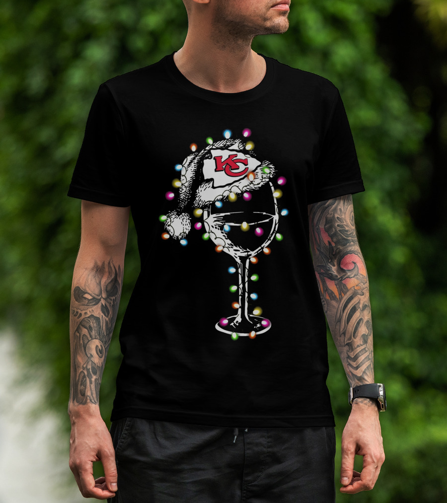 Kansas City Chiefs Santa Hat Wine Glass Christmas Lights T-Shirt