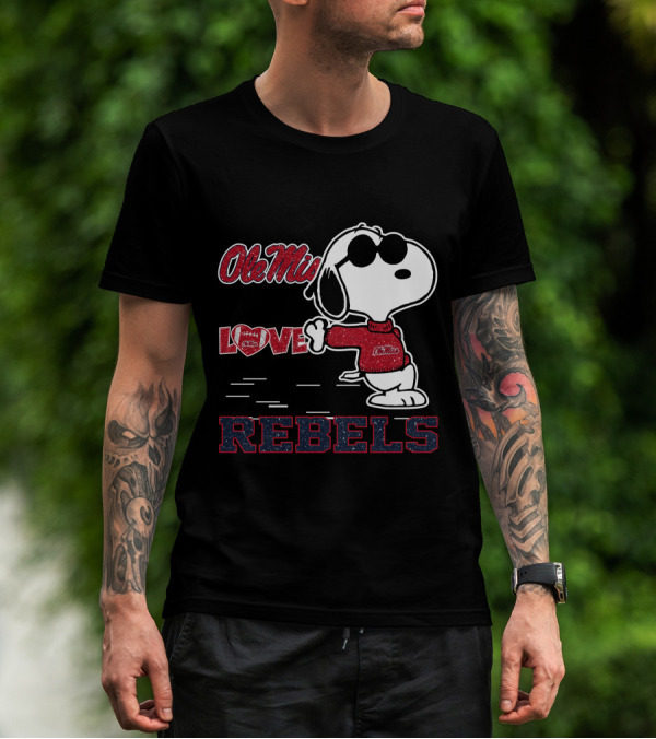 Snoopy Ole Miss Rebels Love Football T-Shirt