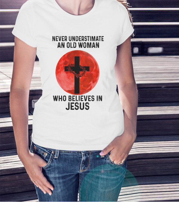 Never Underestimate An Old Woman Who Believes In Jesus Cross With Crown Of Thorns On Red Moon T-Shirt