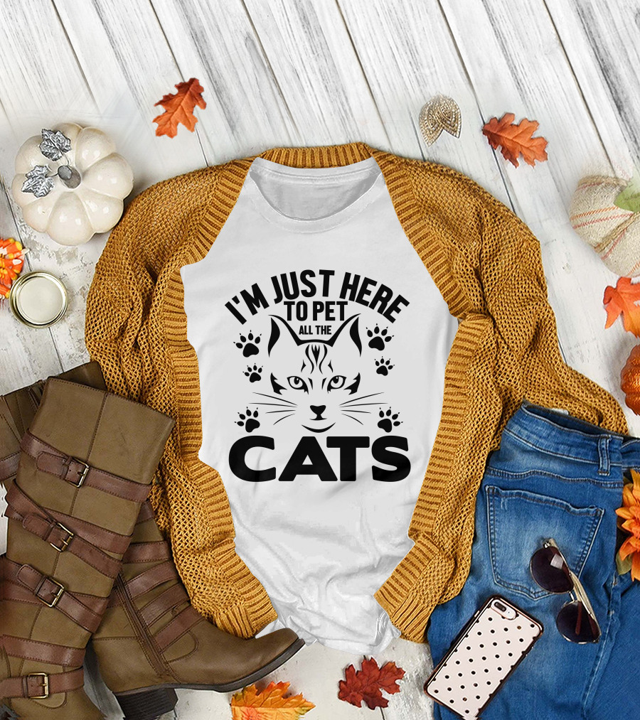 I'M JUST HERE TO PET ALL THE CATS PAW PRINTS CAT FACE T-Shirt