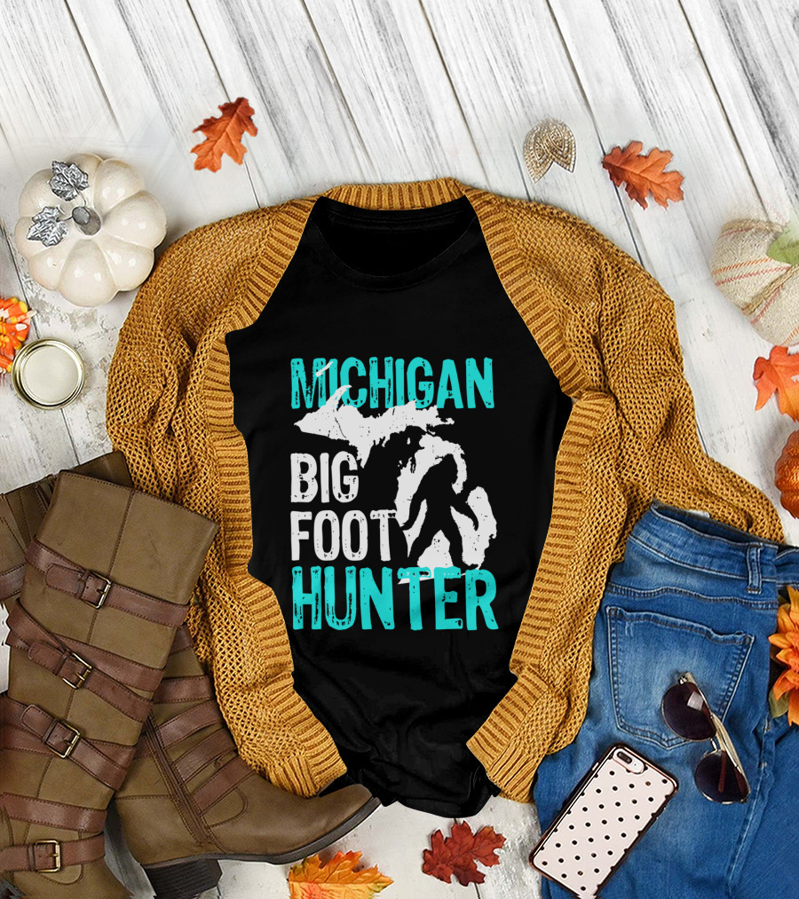 Michigan Bigfoot Hunter Bigfoot Silhouette on Michigan Map T-Shirt