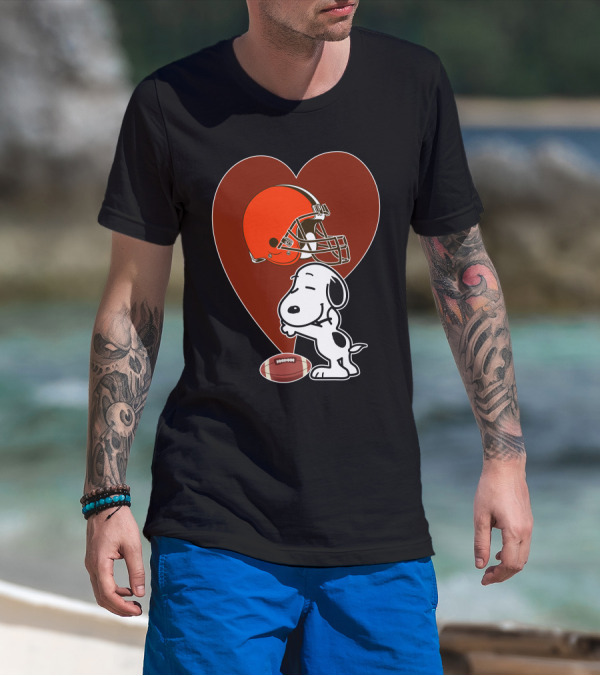 Cleveland Browns Snoopy Heart Football Helmet Hug T-Shirt