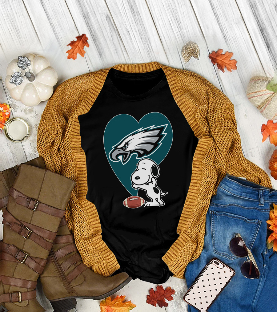 Philadelphia Eagles Snoopy Football Heart Hug T-Shirt