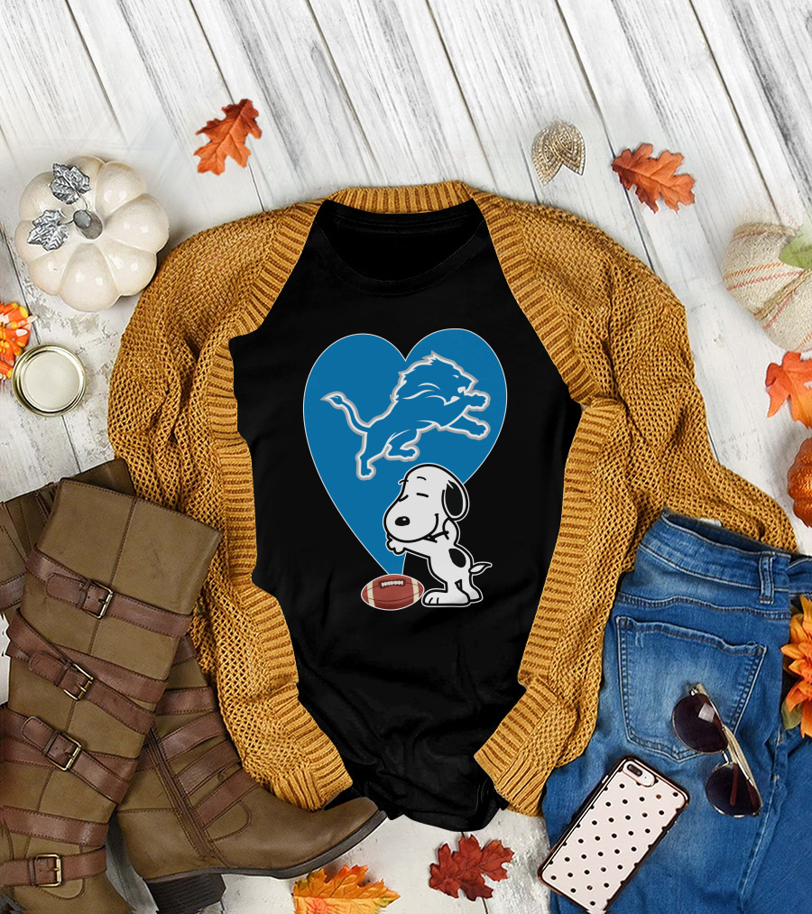 Detroit Lions Snoopy Heart Balloon Football Hug T-Shirt