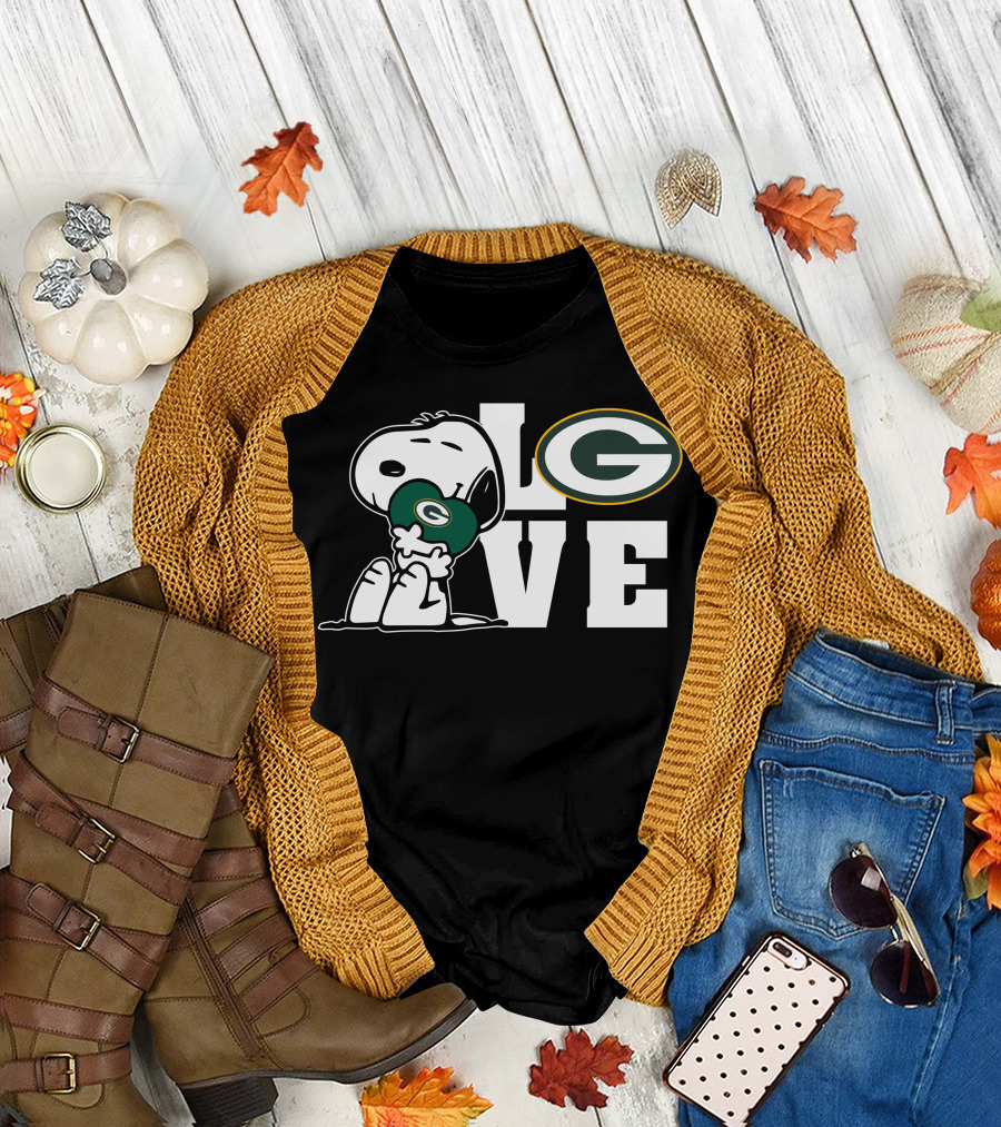 Snoopy Holding Green Bay Packers Football Love T-Shirt