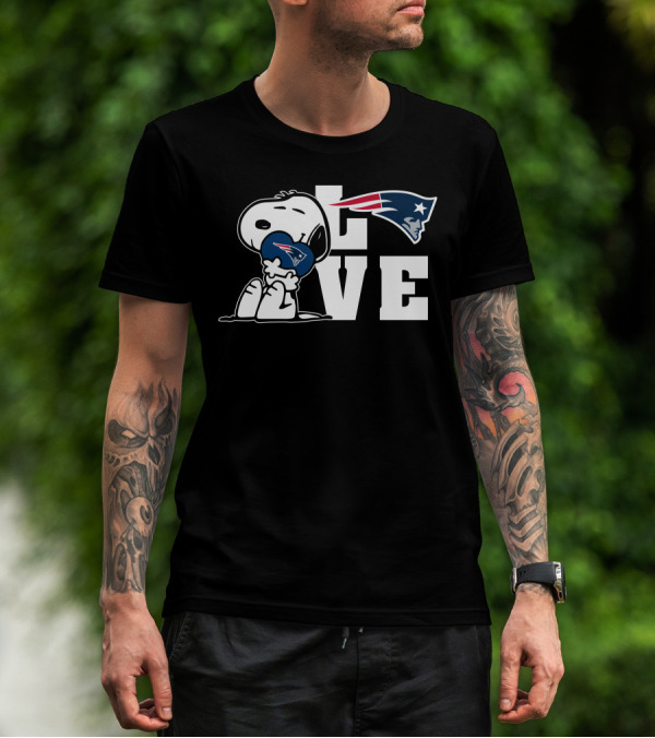 Snoopy Hugging New England Patriots Logo Love T-Shirt