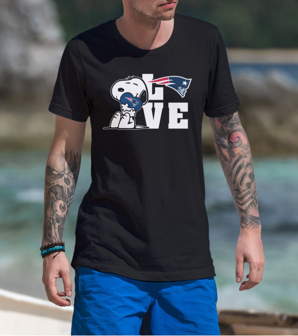 Snoopy Hugging New England Patriots Logo Love T-Shirt