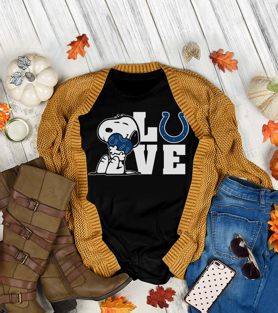 Snoopy Hugging Indianapolis Colts Horseshoe Love T-Shirt