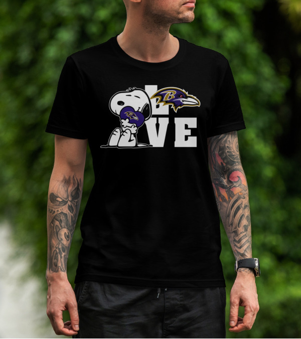Snoopy Holding Baltimore Ravens Heart Love Ravens T-Shirt
