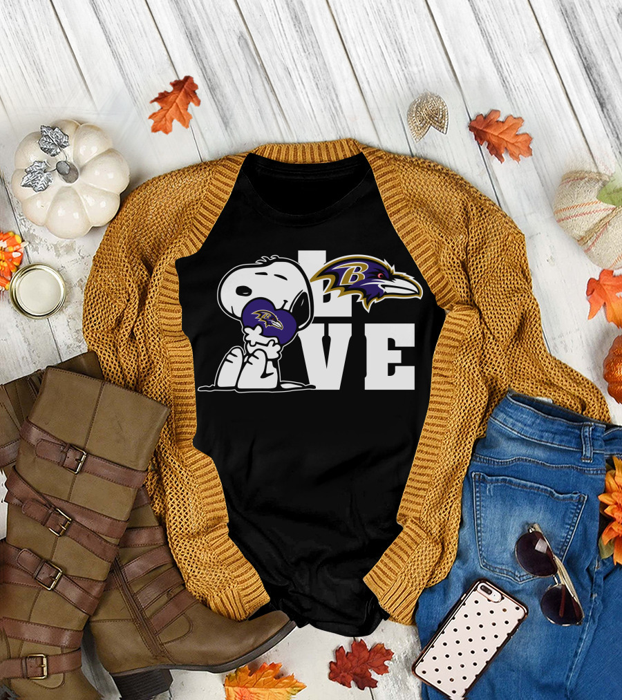 Snoopy Holding Baltimore Ravens Heart Love Ravens T-Shirt