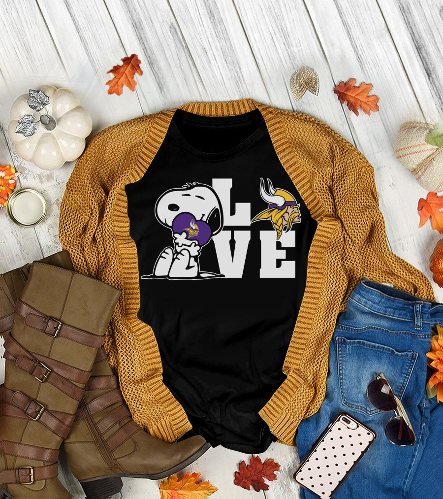 Snoopy Holding Minnesota Vikings Love Heart T-Shirt
