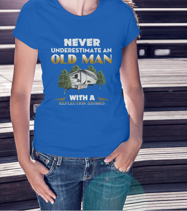 NEVER UNDERESTIMATE AN OLD MAN WITH A REFLECTION 320MKS CAMPER BETWEEN TREES T-Shirt