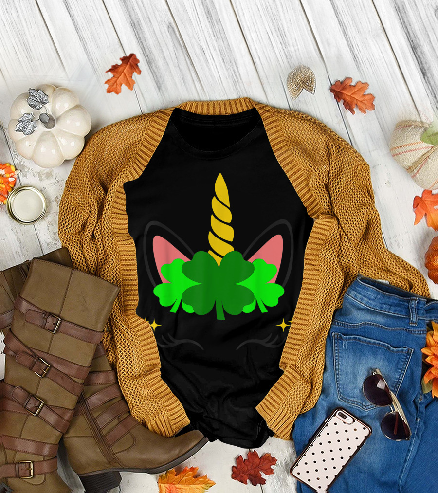 St. Patrick's Day Unicorn Face with Shamrock and Horn on Black背景 T-Shirt