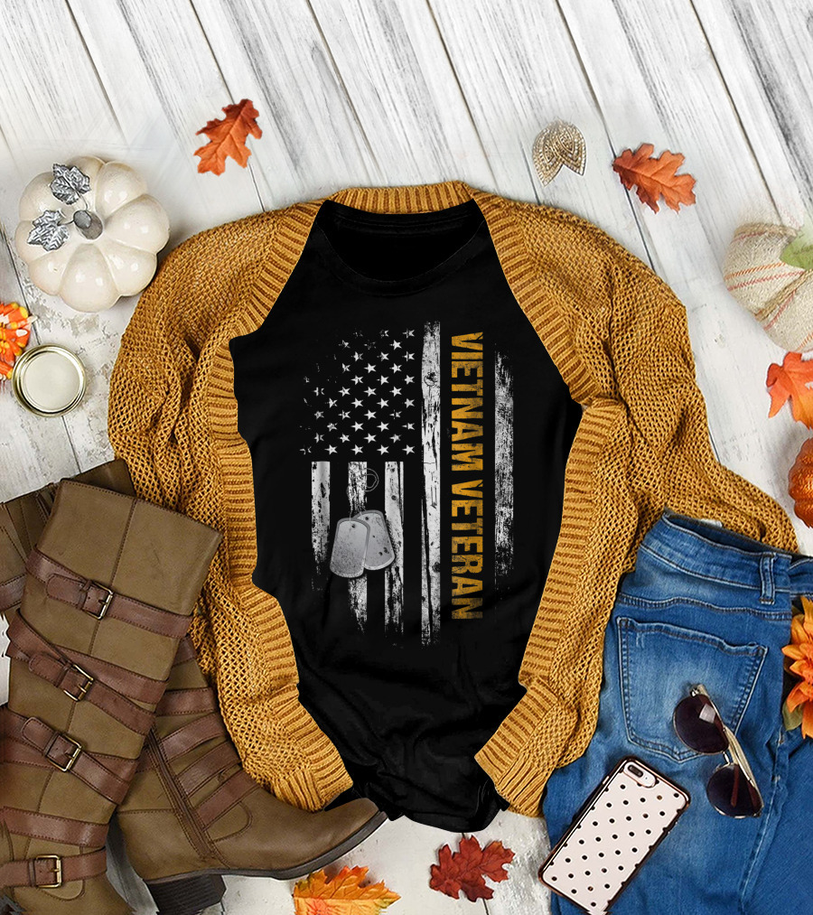 Vietnam Veteran USA Flag Dog Tags Vintage American T-Shirt