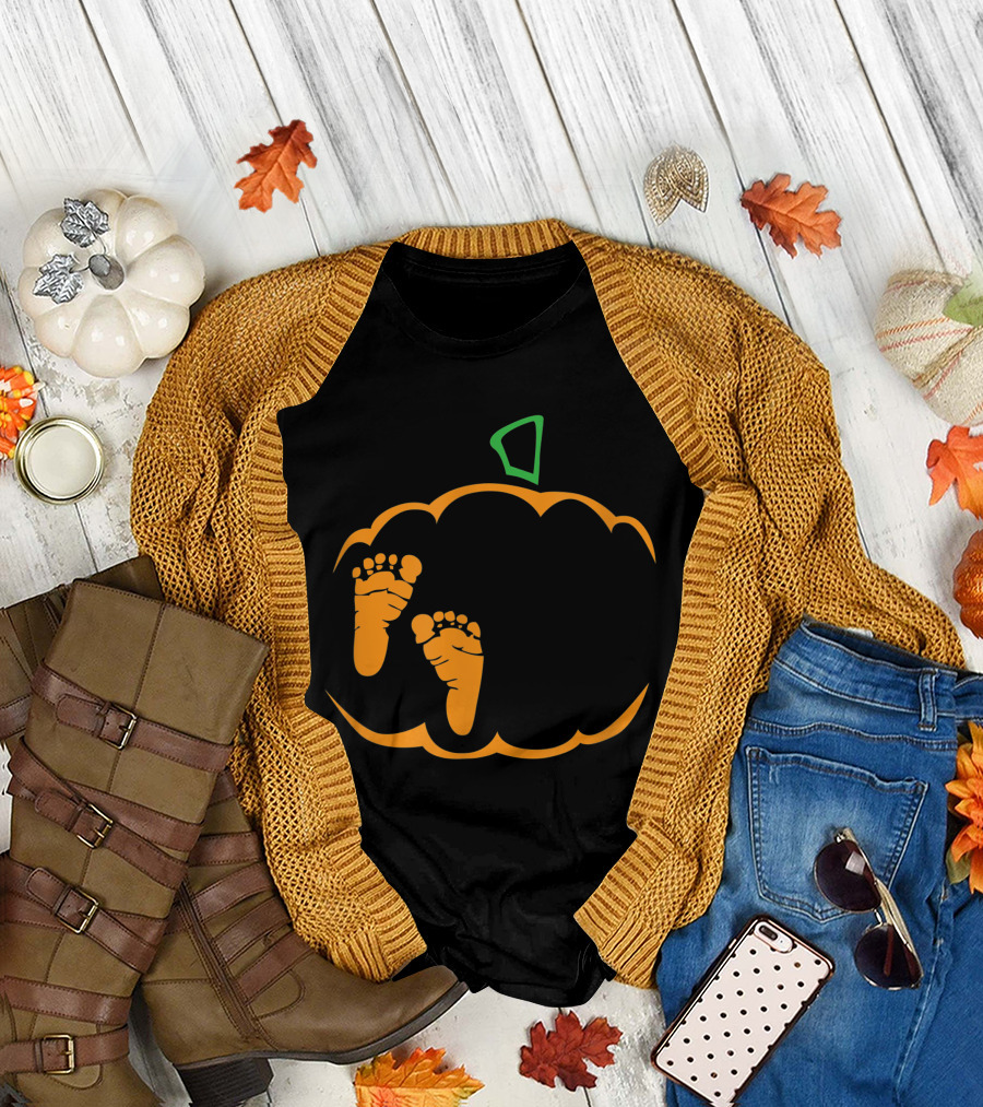 Little Pumpkin Cute Halloween Pregnancy Announcement With Baby Feet Inside Pumpkin T-Shirt