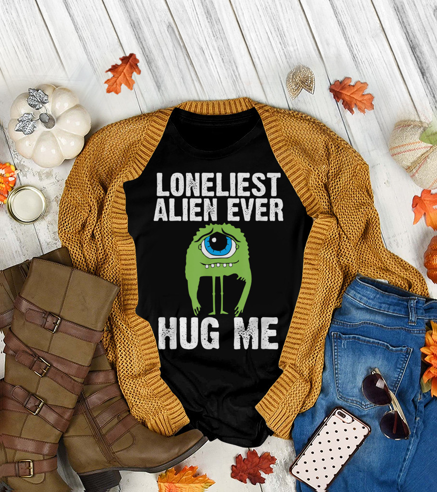 Loneliest Alien Ever Sad Face One Eye Hug Me Halloween Costume T-Shirt