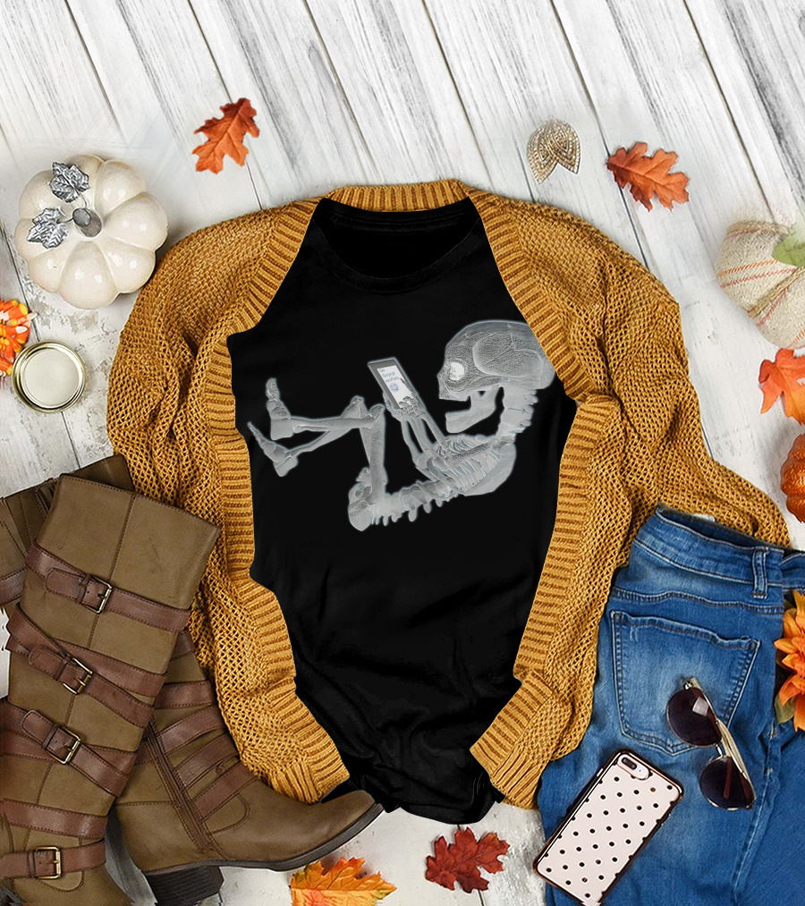 Halloween Pregnant Skeleton Xray Baby Using Phone Texting Humorous Maternity Costume T-Shirt