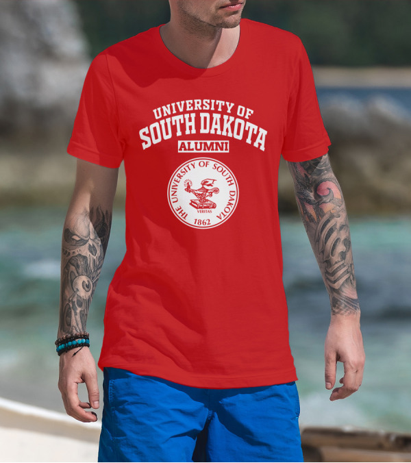UNIVERSITY OF SOUTH DAKOTA ALUMNI THE UNIVERSITY OF SOUTH DAKOTA VERITAS 1862 T-Shirt