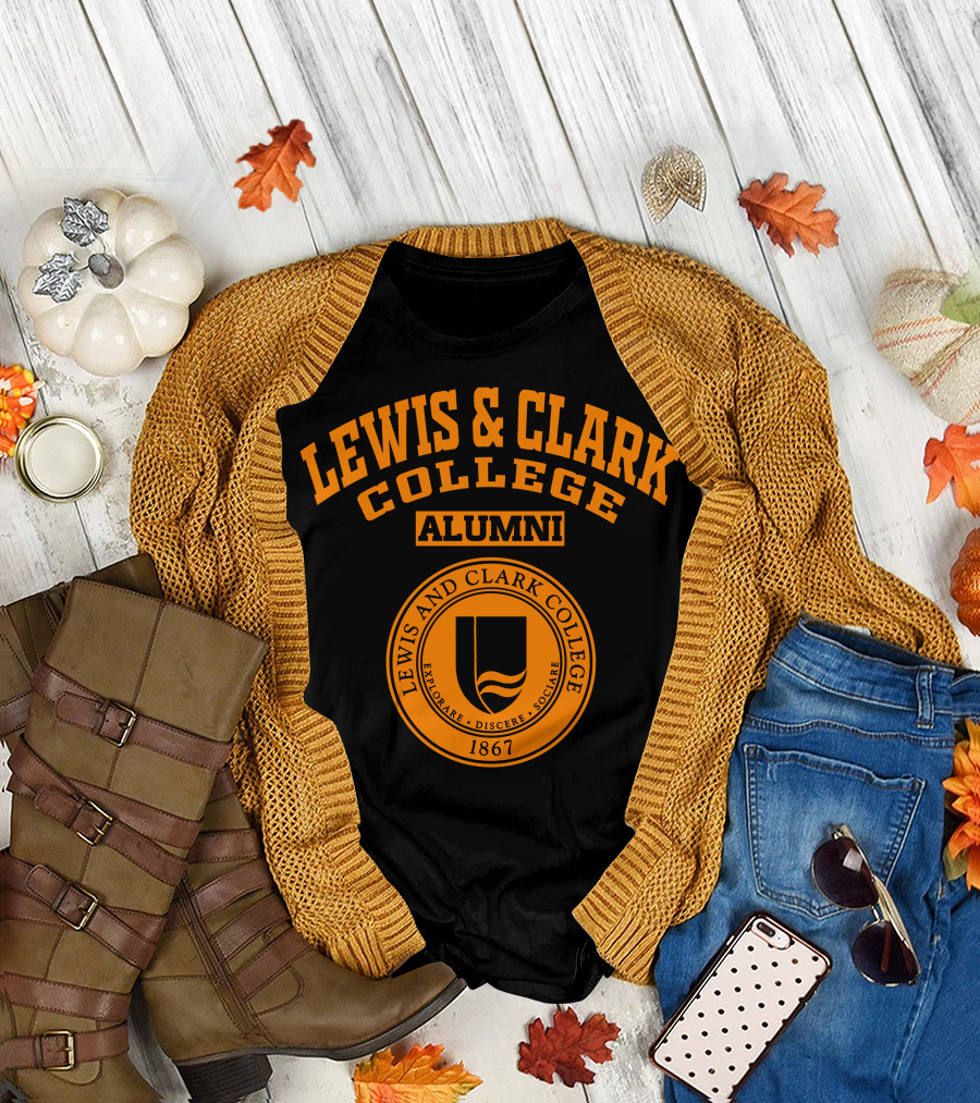 LEWIS and CLARK COLLEGE ALUMNI 1867 EXPLOARE DISCERE SOCIARE T-Shirt