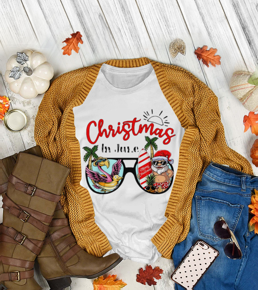 Christmas in June Sunglasses Santa Flamingo Merry Christmas Summer Vacation T-Shirt