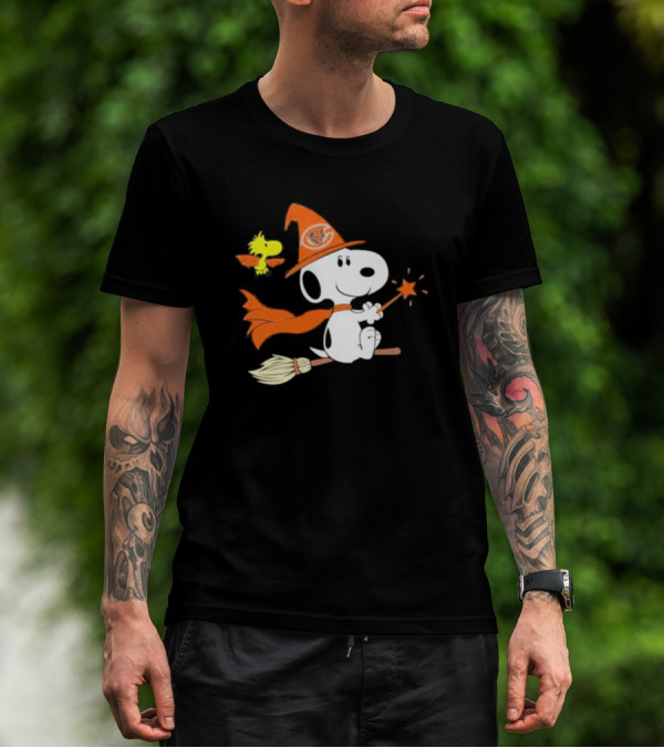 Snoopy Witch Chicago Bears Halloween Flying Broomstick Woodstock T-Shirt