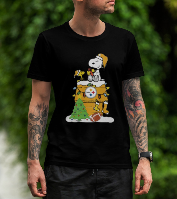 Snoopy And Pittsburgh Steelers Christmas Chimney Scene With Woodstock And Holiday Decorations T-Shirt