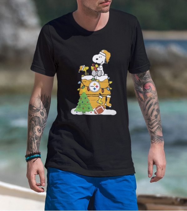 Snoopy And Pittsburgh Steelers Christmas Chimney Scene With Woodstock And Holiday Decorations T-Shirt