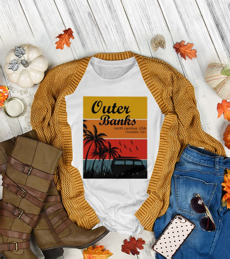 Outer Banks North Carolina USA Founded 1587 Vintage Car Beach Palm Trees T-Shirt