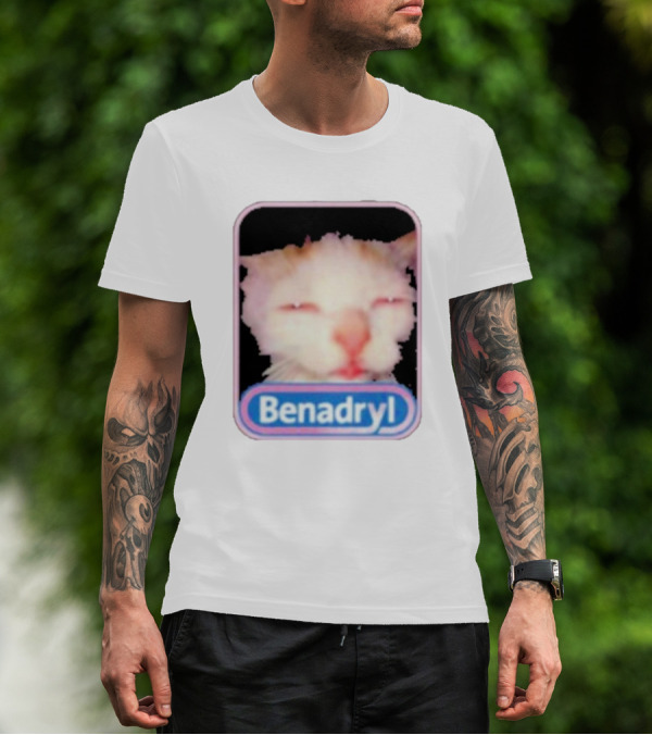K45ink Benadryl Meme Cat Face Close-Up T-Shirt