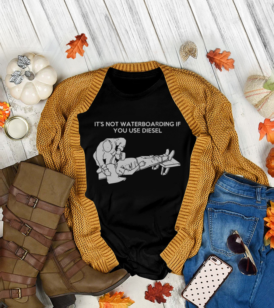 It's Not Waterboarding If You Use Diesel Text with Illustration of Man Pouring柴油 T-Shirt