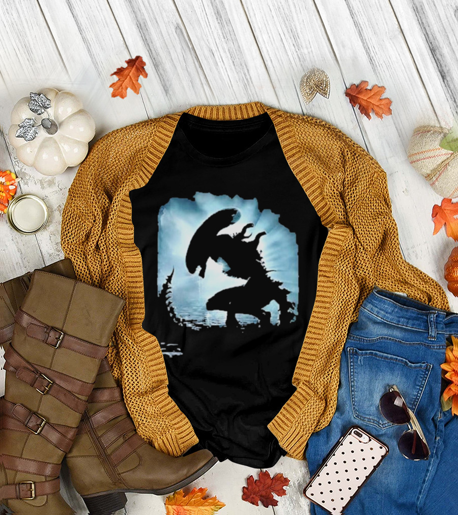 Alien Romulus Silhouette Against Oceanic Horizon 89 Rotten Tomatoes Debut T-Shirt