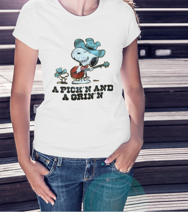 Snoopy A Pick’n And A Grin’n Country Banjo Player Cowboy Hat T-Shirt