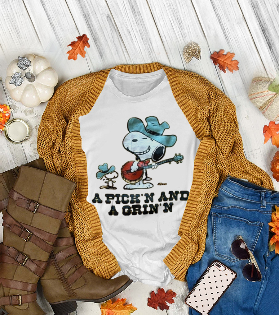 Snoopy A Pick’n And A Grin’n Country Banjo Player Cowboy Hat T-Shirt