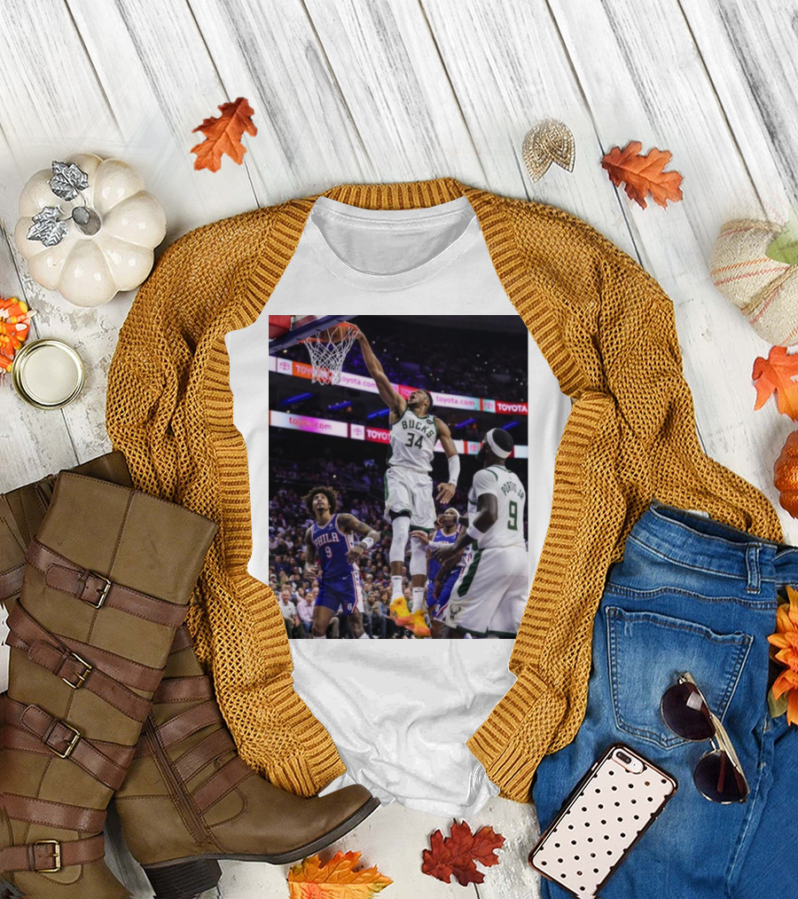 Giannis Antetokounmpo Dunk Action Milwaukee Bucks NBA Basketball Showtime T-Shirt