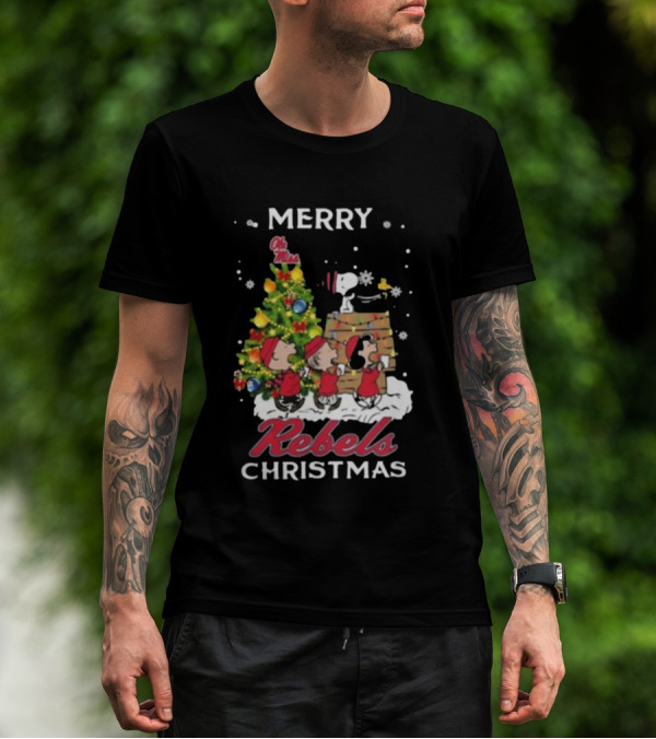 Ole Miss Rebels Snoopy And Friends Merry Christmas Tree Caroling T-Shirt