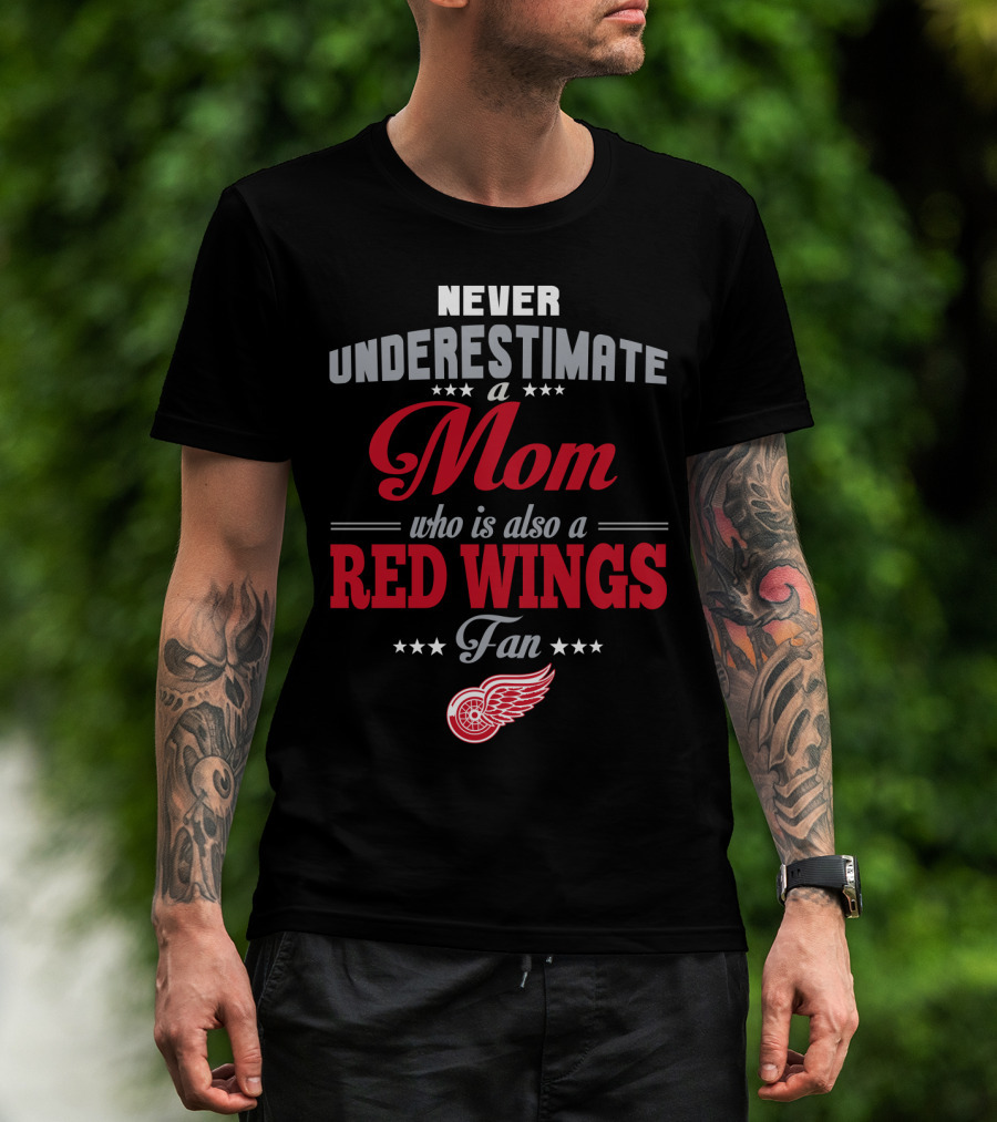 Never Underestimate A Mom Who Is Also A Red Wings Fan Detroit Red Wings T-Shirt