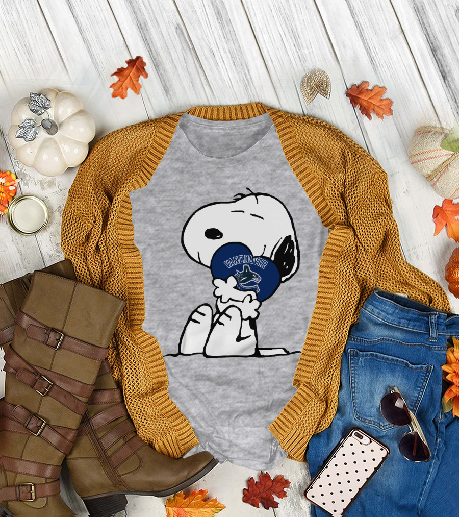 Vancouver Canucks Snoopy Hockey Puck T-Shirt