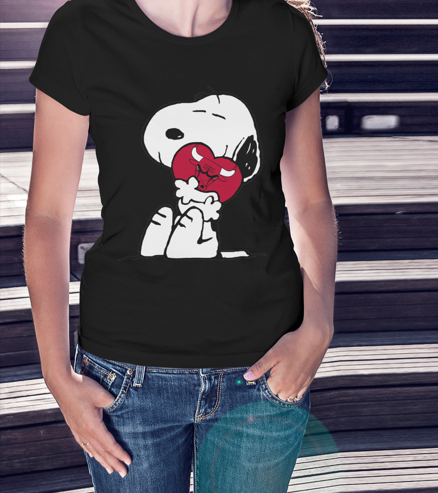 Snoopy Hugging Chicago Bulls Heart T-Shirt