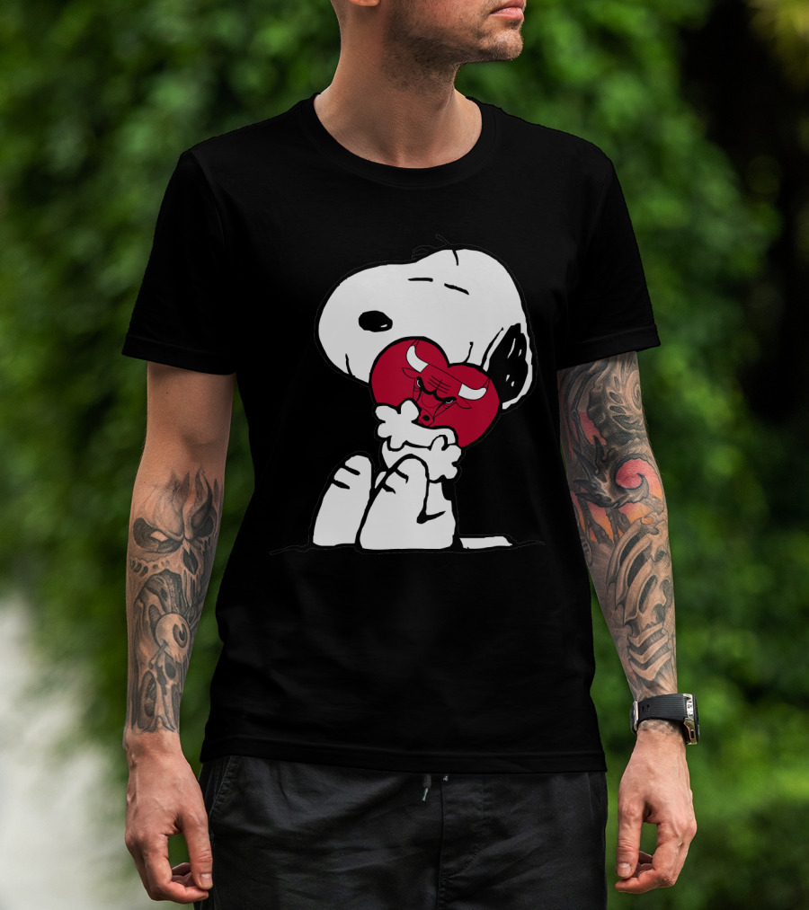 Snoopy Hugging Chicago Bulls Heart T-Shirt