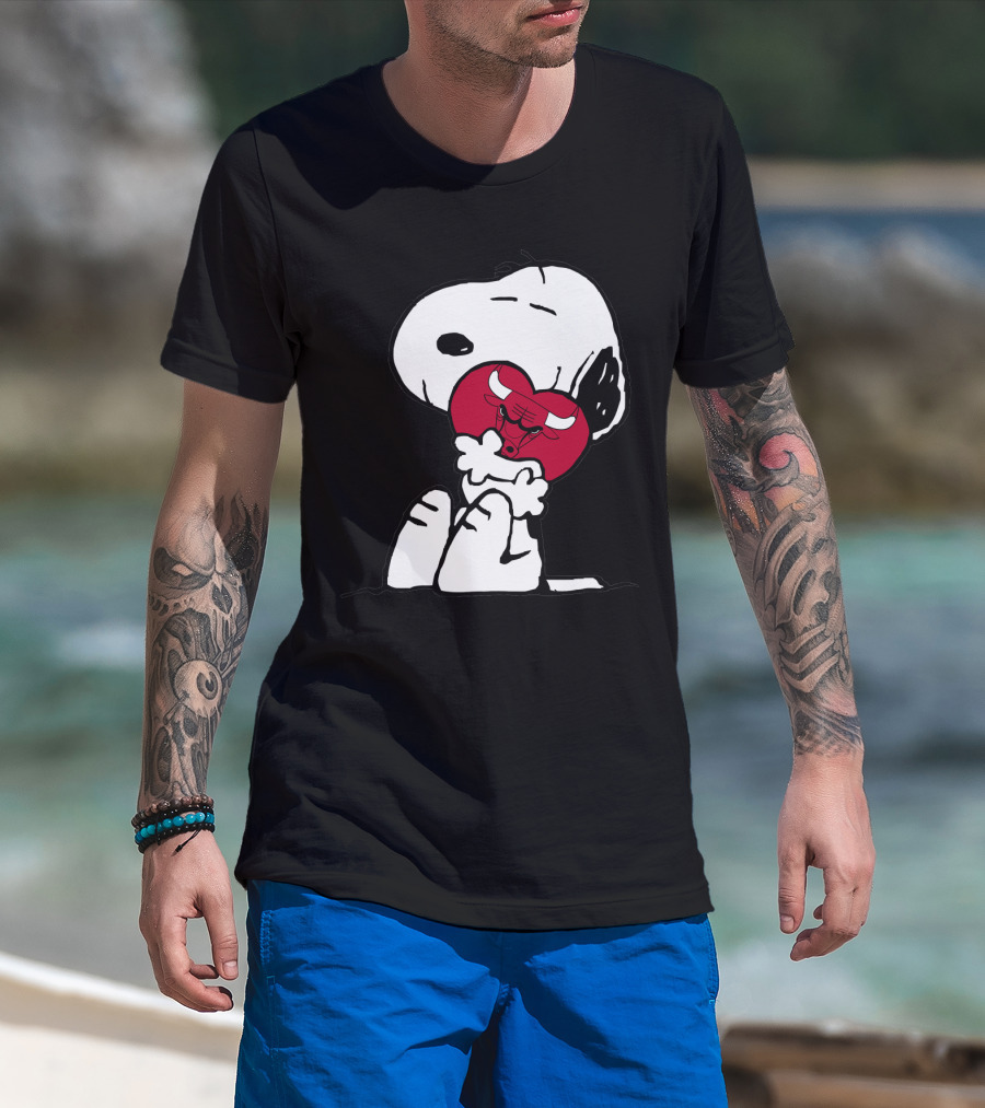 Snoopy Hugging Chicago Bulls Heart T-Shirt