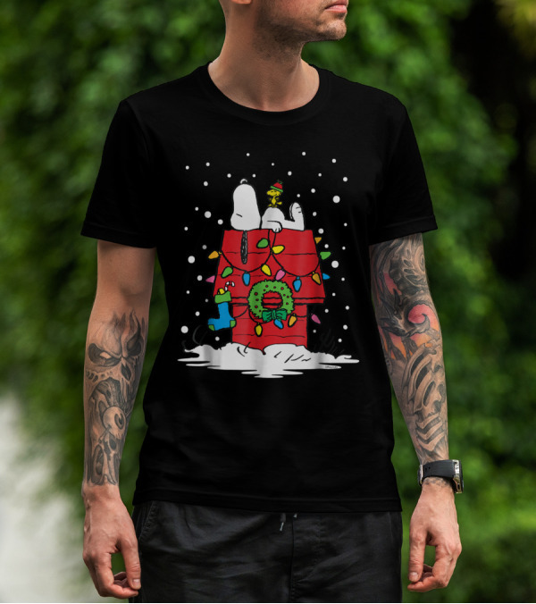 Peanuts Snoopy Woodstock Holiday Lights Doghouse Christmas Snow Scene T-Shirt