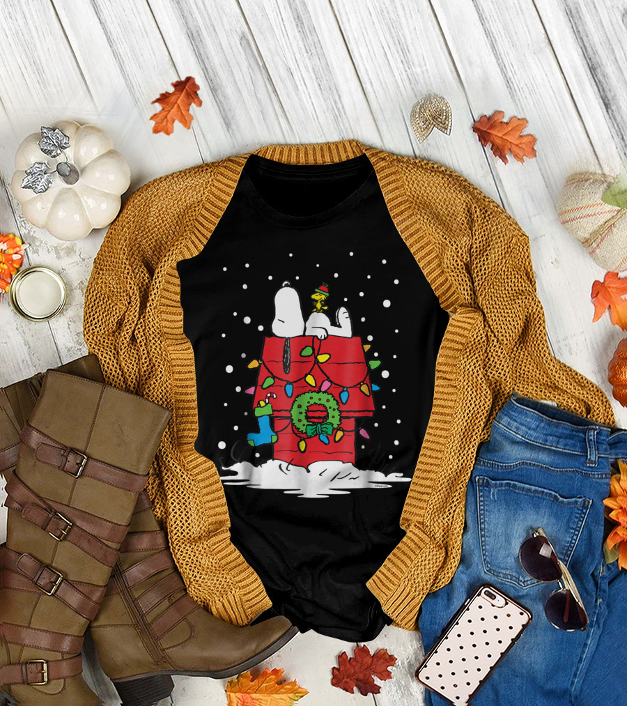 Peanuts Snoopy Woodstock Holiday Lights Doghouse Christmas Snow Scene T-Shirt