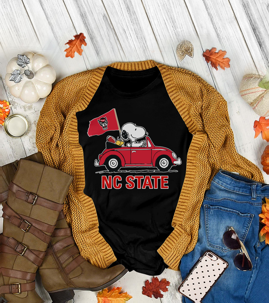 NC State Wolfpack Snoopy Red Car Football Flag T-Shirt