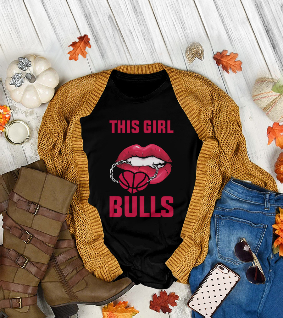 This Girl Loves Her Bulls Basketball Heart Chain Lip T-Shirt