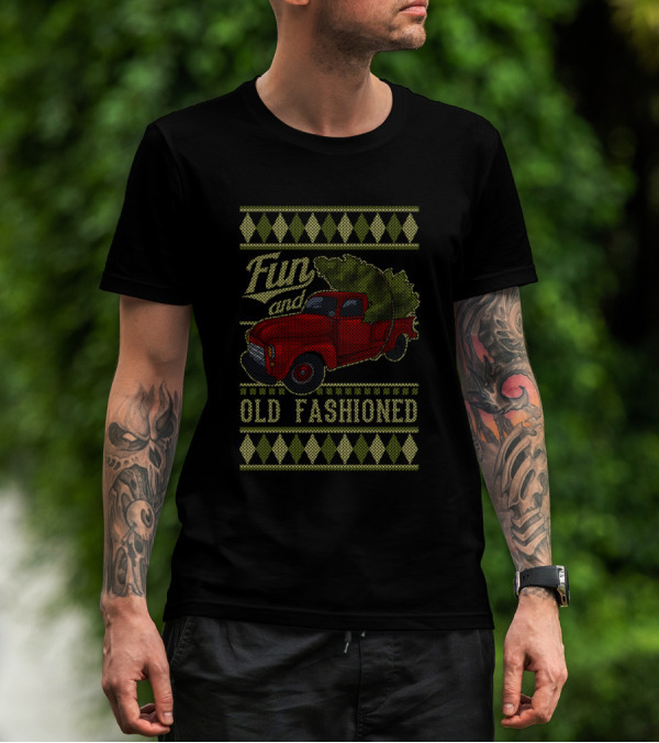 Fun And Old Fashioned Vintage Style Farm Red Truck With Christmas Tree T-Shirt