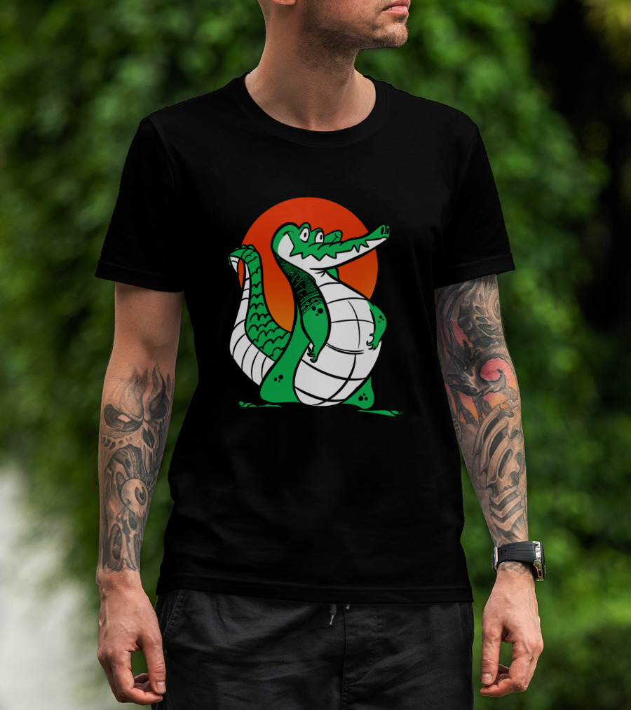 Man with tattoos models Crocodiles Maoli Retro Cartoon Bold Sunburst T-Shirt outdoors.