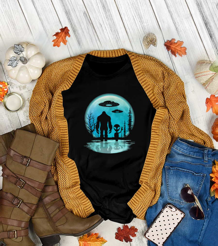 Bigfoot and Alien with UFOs Under the Moon I Want to Believe T-Shirt