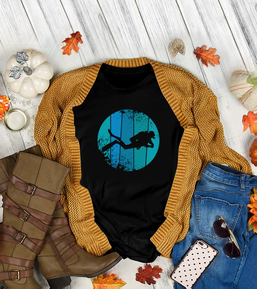 Diver Diving Under The Sea in Blue Ocean Circle T-Shirt