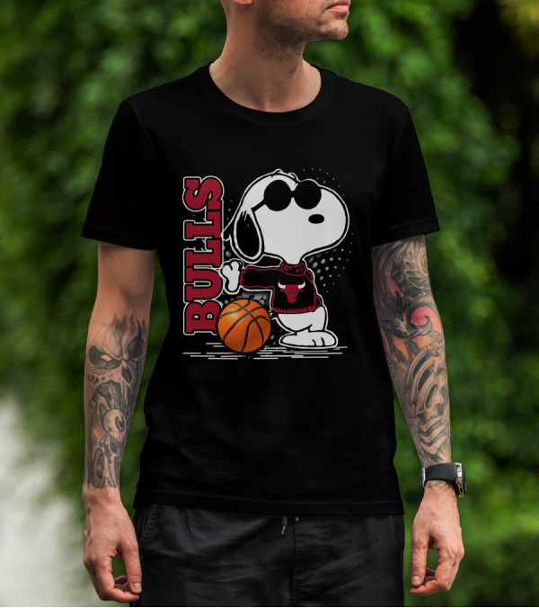 Bulls Snoopy With Basketball And Chicago Bulls Red T-Shirt